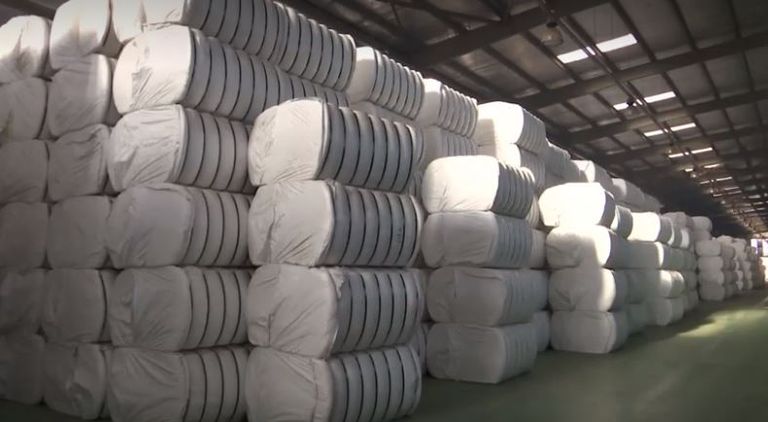  مصنع مصري يحول زجاجات البلاستيك إلى بدائل للقطن