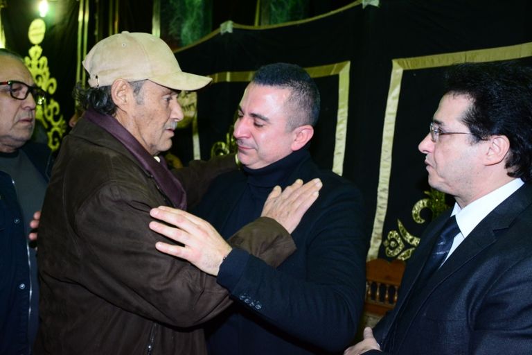 يسرا تقدم واجب العزاء للفنان أحمد سعيد عبدالغني