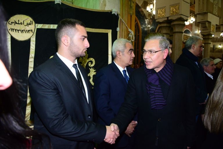 يسرا تقدم واجب العزاء للفنان أحمد سعيد عبدالغني