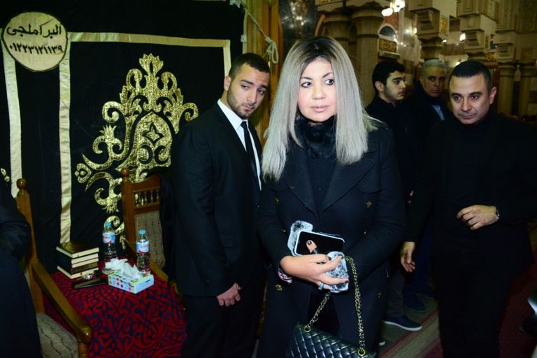 يسرا تقدم واجب العزاء للفنان أحمد سعيد عبدالغني