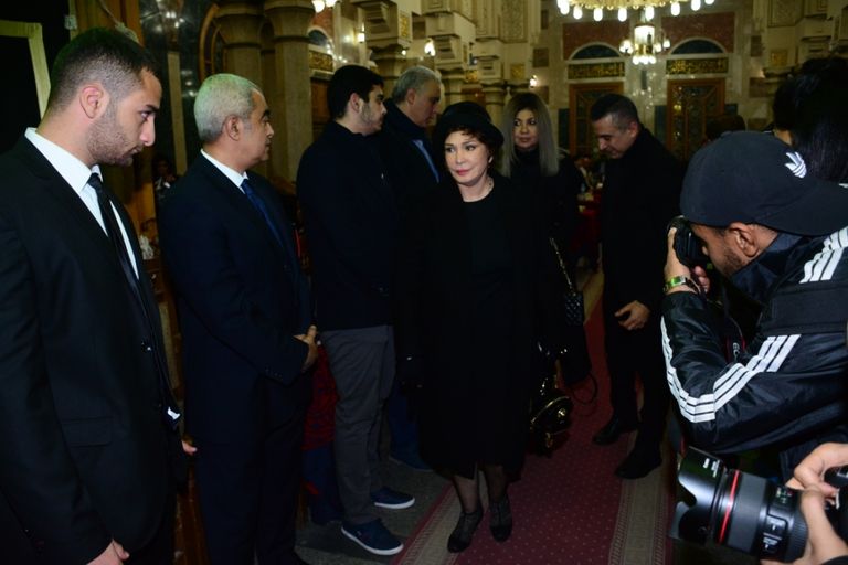 يسرا تقدم واجب العزاء للفنان أحمد سعيد عبدالغني