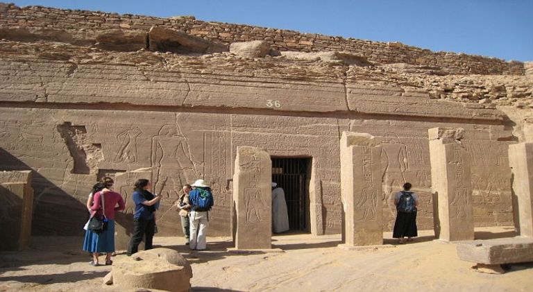 مقابر النبلاء بأسوان