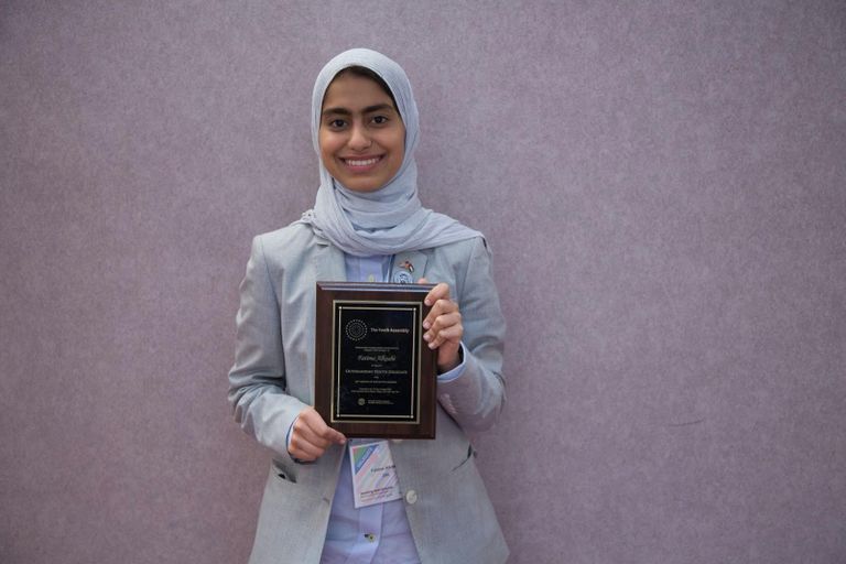 الطالبة فاطمة الكعبي تجري تجاربها على روبوت