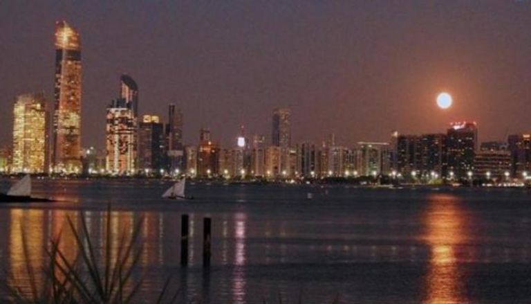 القمر الدموي العملاق ينير سماء أبوظبي في 2016 - صورة أرشيفية