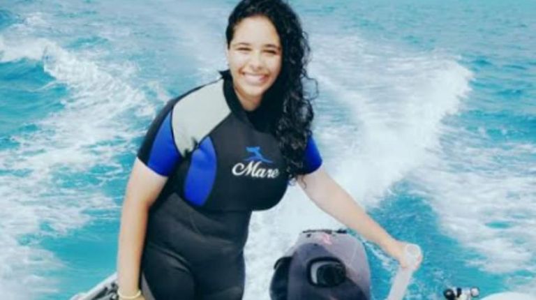 فيروز سعيدة بعملها كمشرفة غطس 