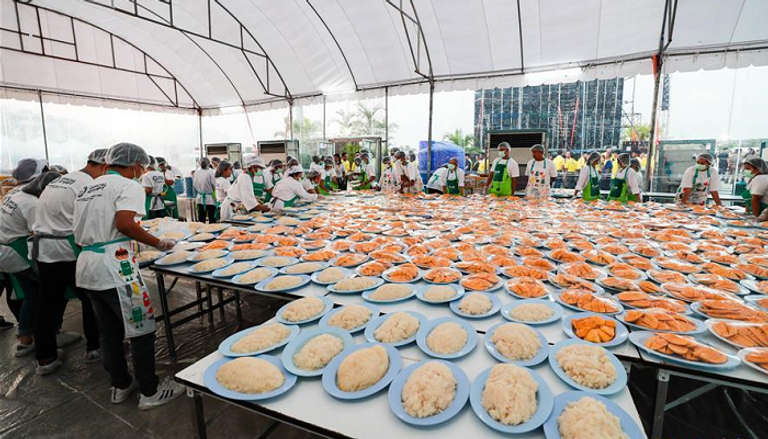 مأدبة الأرز اللزج بالمانجو