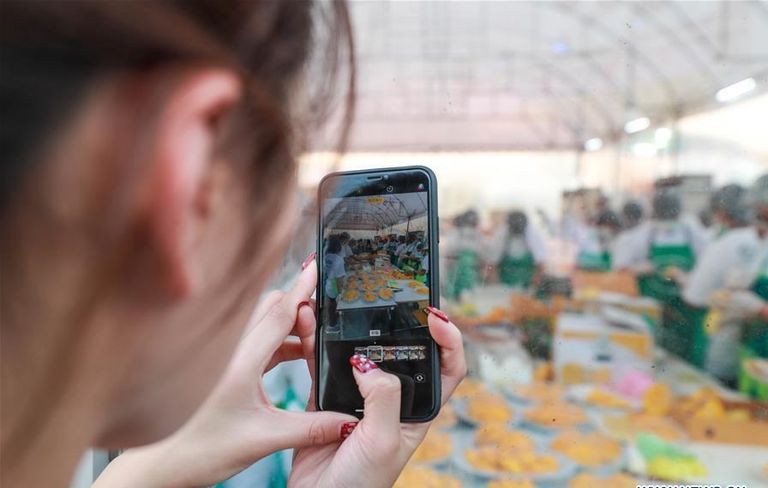 مأدبة الأرز اللزج بالمانجو