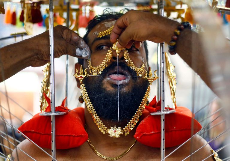 أحد المحتفلين يخرم ظهره