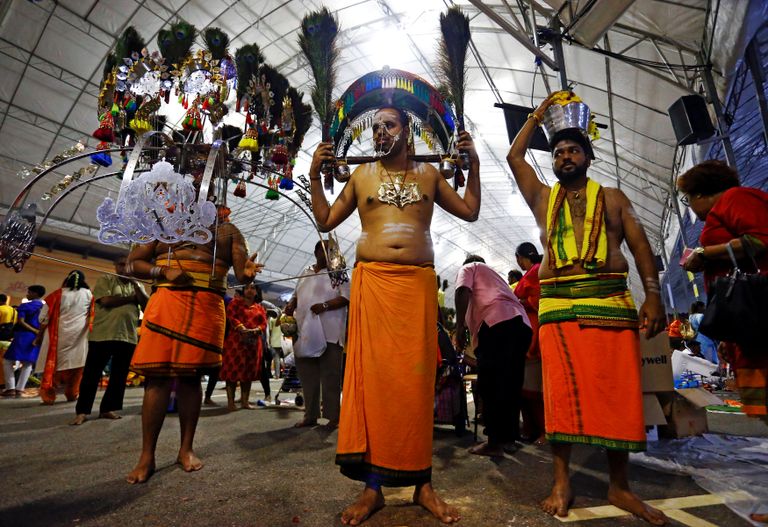 أحد المحتفلين يخرم ظهره