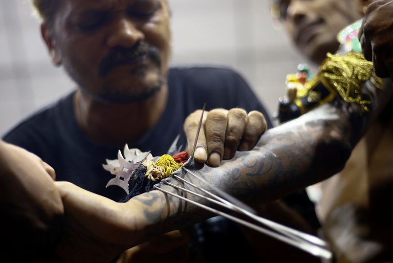 أحد المحتفلين يخرم ظهره