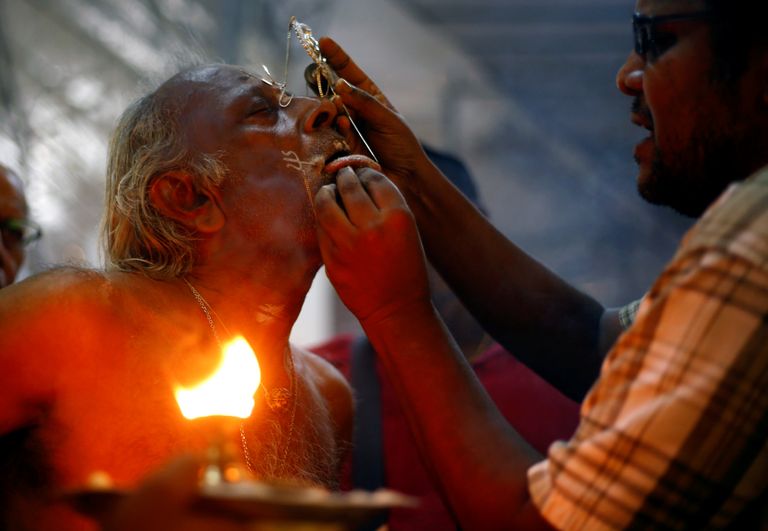 أحد المحتفلين يخرم ظهره