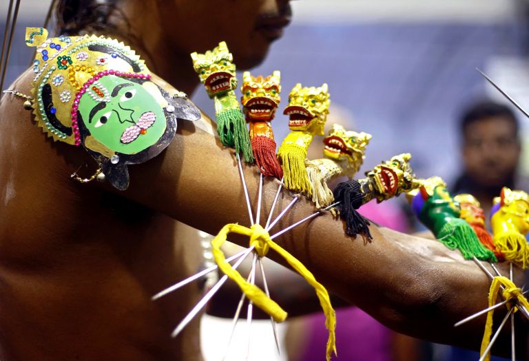 أحد المحتفلين يخرم ظهره