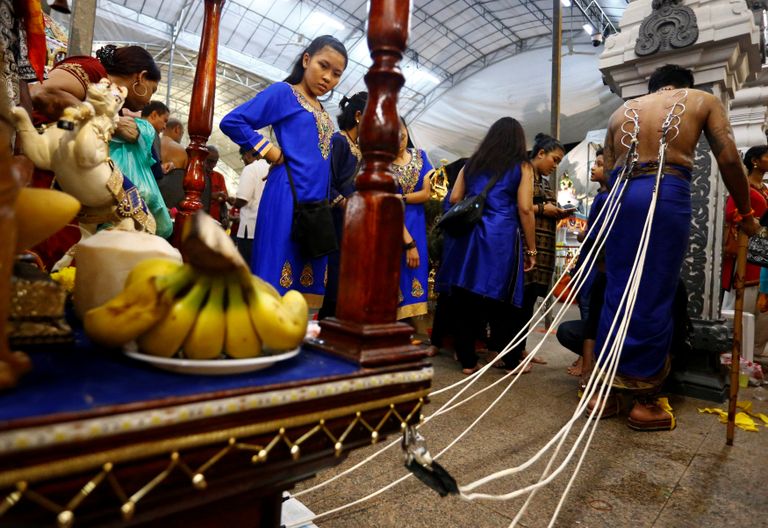 أحد المحتفلين يخرم ظهره