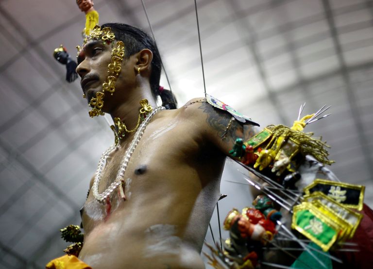 أحد المحتفلين يخرم ظهره