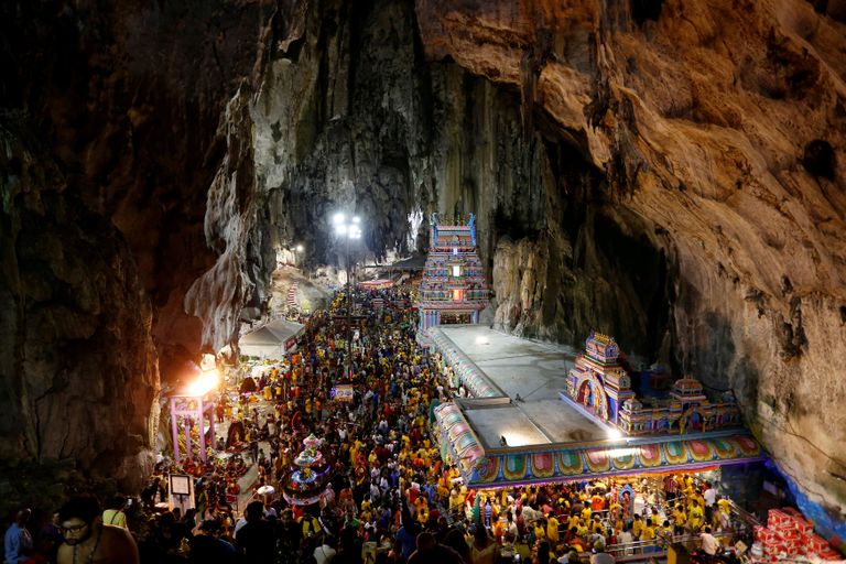 أحد المحتفلين يخرم ظهره