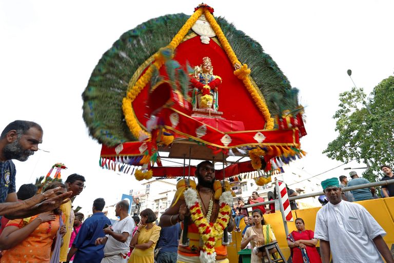 أحد المحتفلين يخرم ظهره