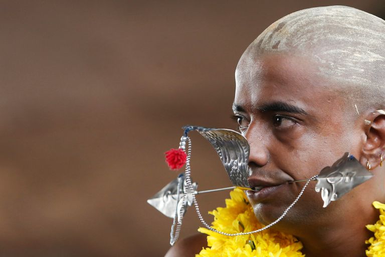 أحد المحتفلين يخرم ظهره