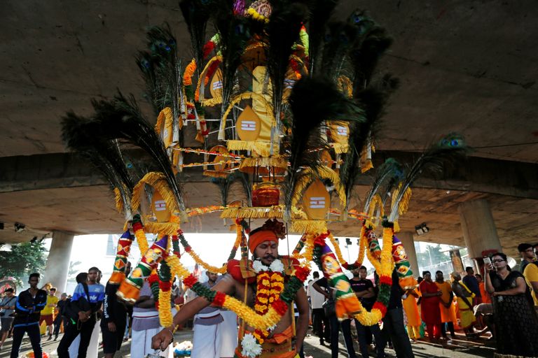 أحد المحتفلين يخرم ظهره