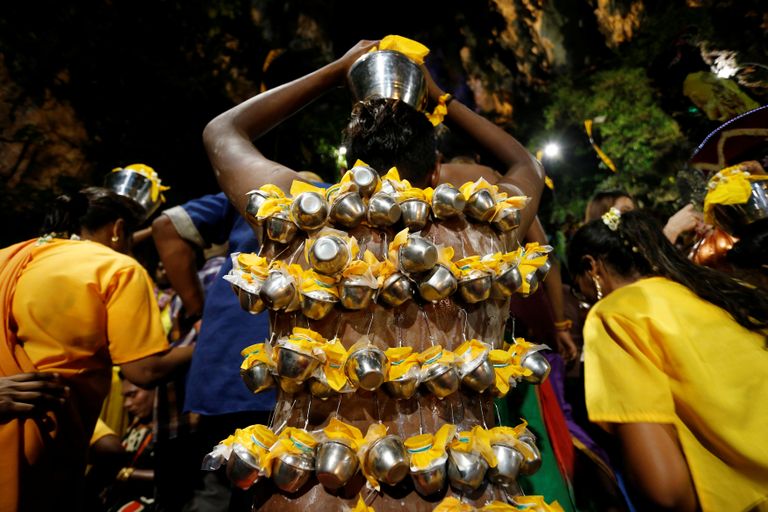 أحد المحتفلين يخرم ظهره