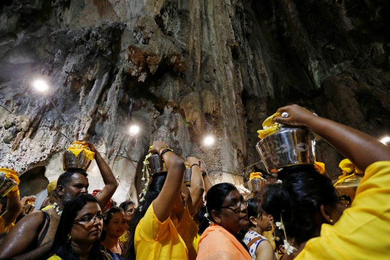 أحد المحتفلين يخرم ظهره