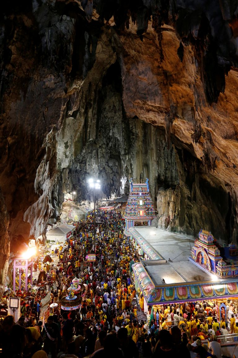 أحد المحتفلين يخرم ظهره