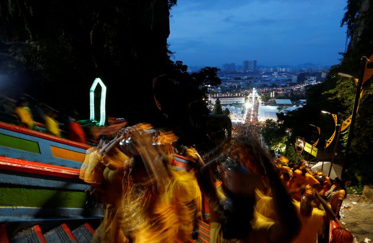 أحد المحتفلين يخرم ظهره