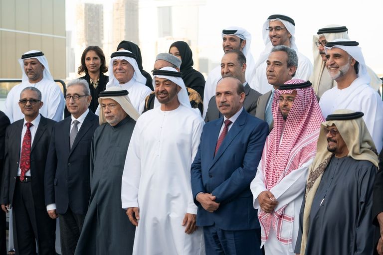 الشيخ محمد بن زايد خلال استقباله المشاركين في المؤتمر