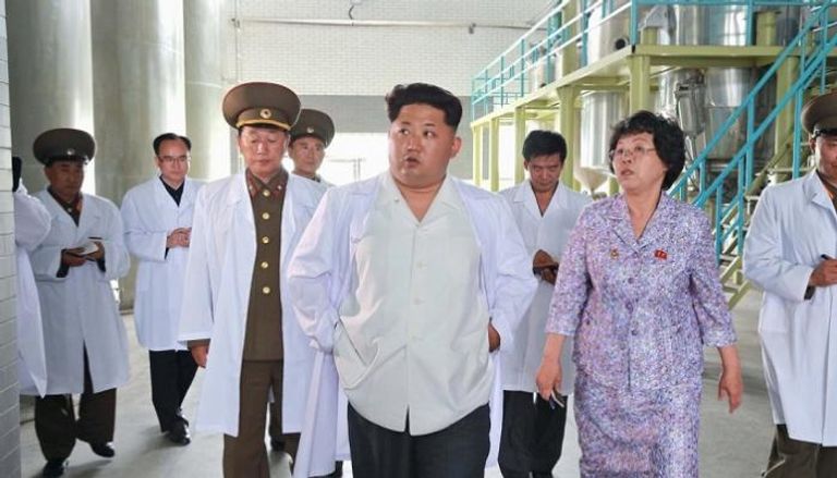 الزعيم الكوري الشمالي كيم يونج أون في أحد مصانع إنتاج الأسلحة 