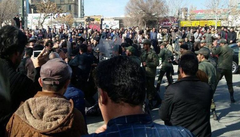 قوات أمن إيرانية تقمع محتجين - أرشيفية