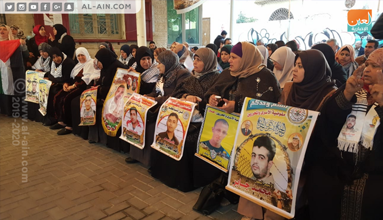 فلسطينيات يشاركن في اعتصام لمساندة الأسرى فلسطينيات يشاركن في اعتصام لمساندة الأسرى