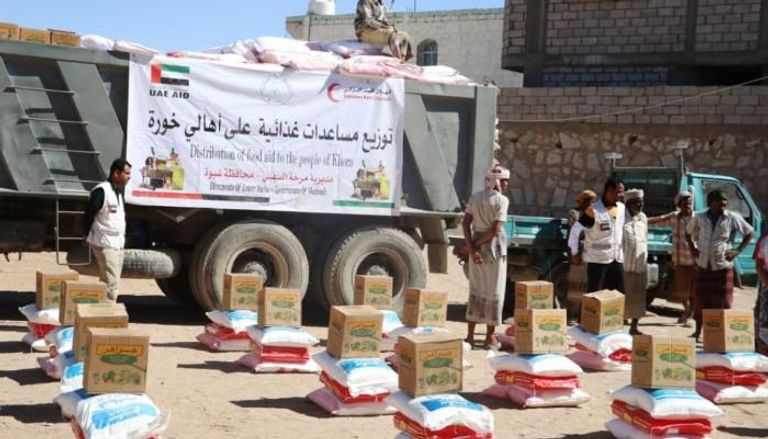 الهلال الأحمر الإماراتي يوزع مساعدات غذائية في شبوة اليمنية 