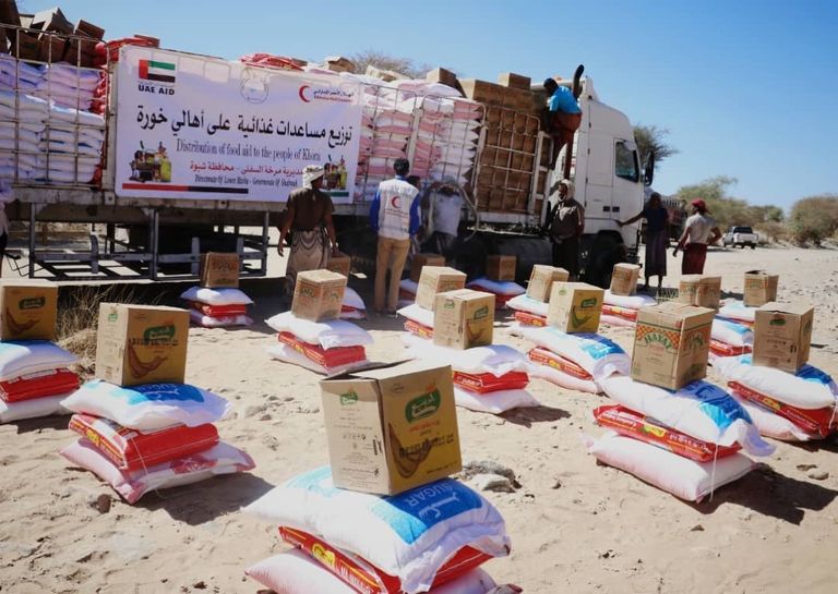 الهلال الأحمر الإماراتي يوزع مساعدات غذائية في شبوة اليمنية 