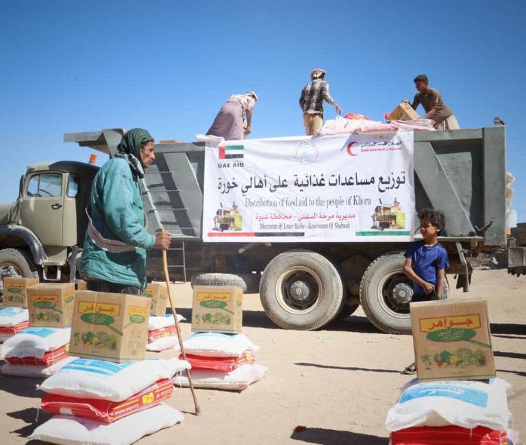 الهلال الأحمر الإماراتي يوزع مساعدات غذائية في شبوة اليمنية 