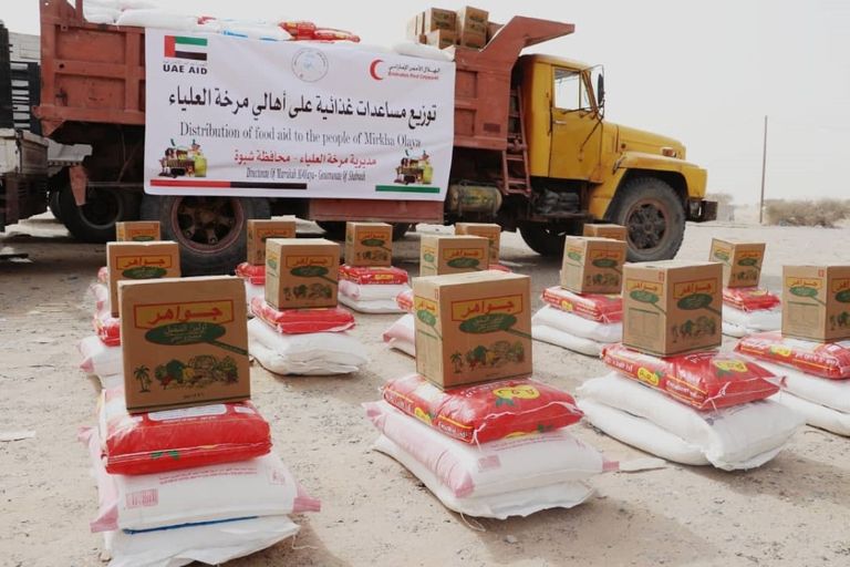 الهلال الأحمر الإماراتي يوزع مساعدات غذائية في شبوة اليمنية 