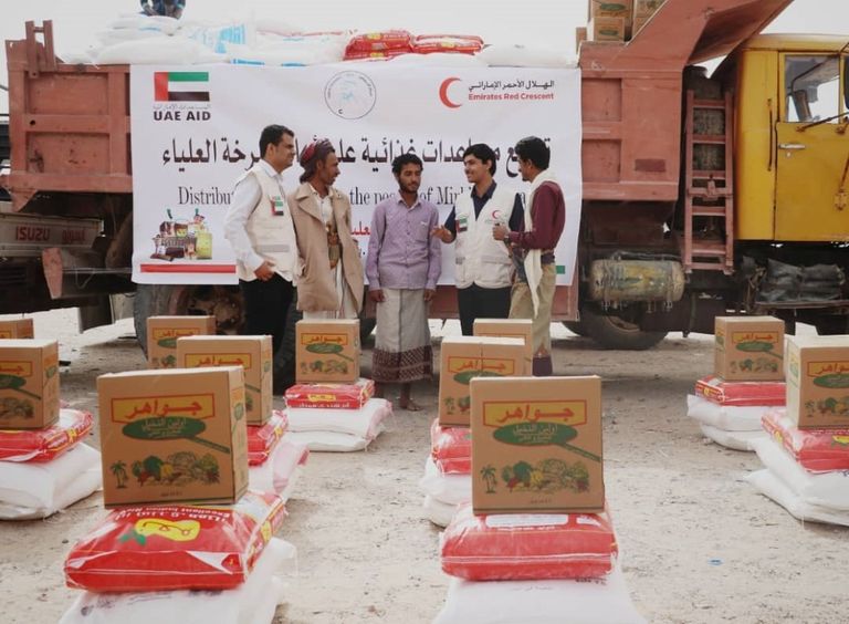 الهلال الأحمر الإماراتي يوزع مساعدات غذائية في شبوة اليمنية 