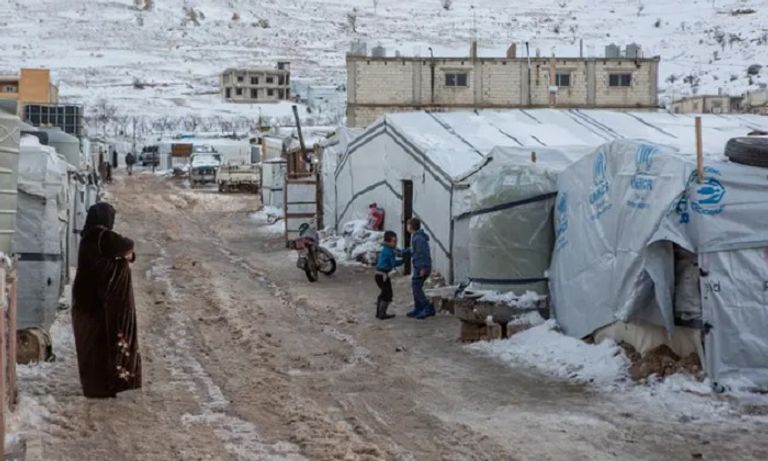 الثلوج والبرد القارس يزيدان معاناة اللاجئين السوريين في لبنان