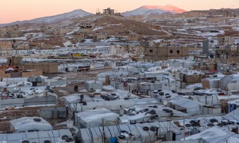 الثلوج والبرد القارس يزيدان معاناة اللاجئين السوريين في لبنان