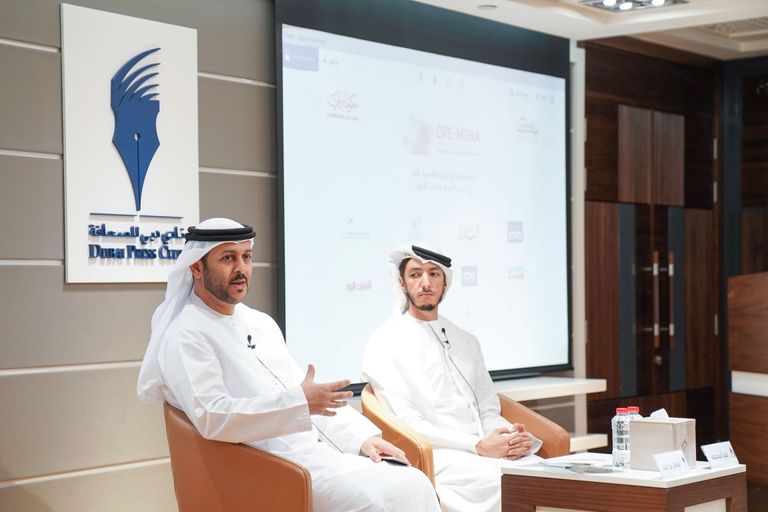 جانب من مؤتمر صحفي عقد في مقر نادي دبي للصحافة
