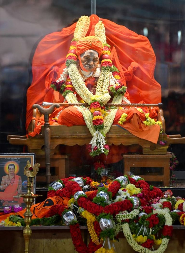 آلاف الهنود في تشييع الزعيم الهندوسي 