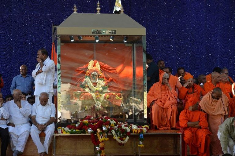 آلاف الهنود في تشييع الزعيم الهندوسي 