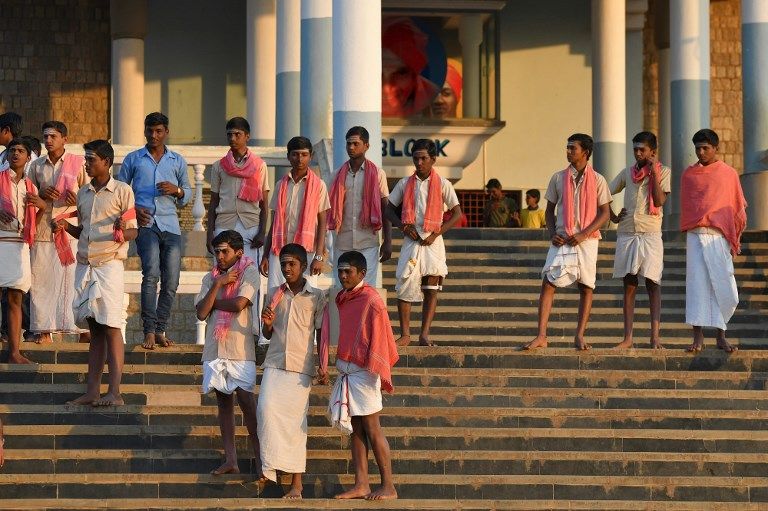 آلاف الهنود في تشييع الزعيم الهندوسي 