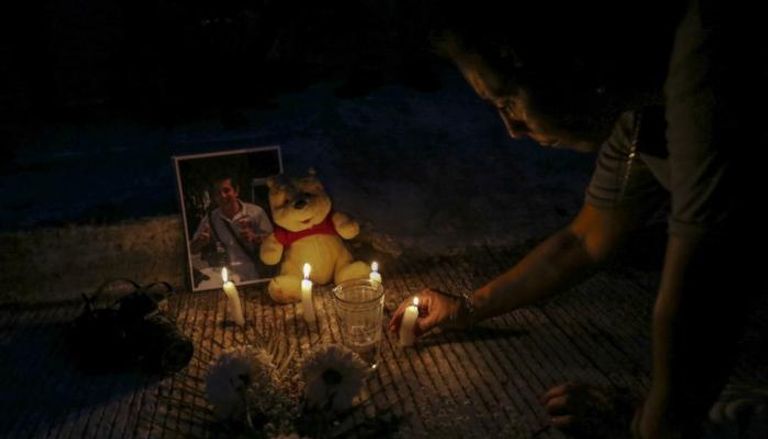 مكسيكيون يشعلون الشموع بموقع قتل صحفي آخر - أرشيفية