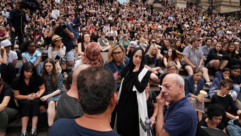 جانب من المشاركين في تأبين آية مصاورة