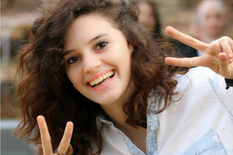 جانب من المشاركين في تأبين آية مصاورة