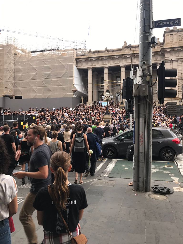 جانب من المشاركين في تأبين آية مصاورة