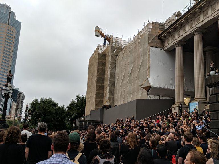 جانب من المشاركين في تأبين آية مصاورة