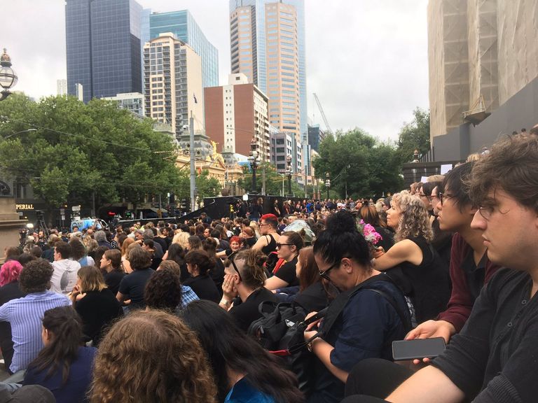 جانب من المشاركين في تأبين آية مصاورة