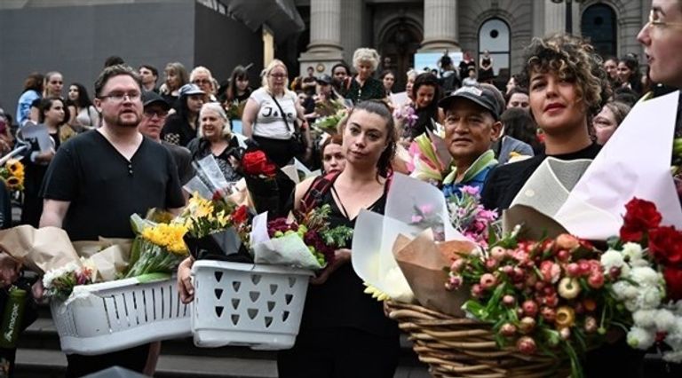 جانب من المشاركين في تأبين آية مصاورة