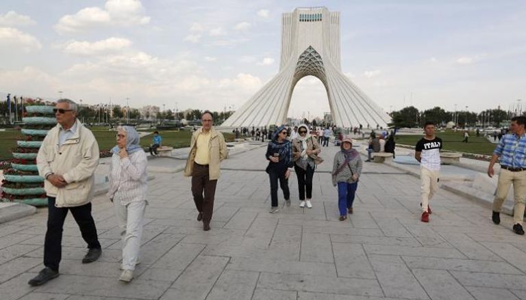 أجانب أمام برج تاريخي في طهران - أرشيفية