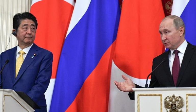 الرئيس الروسي فلاديمير بوتين ورئيس الوزراء الياباني شينزو آبي- رويترز